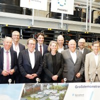 Personen weihen Demonstrationsanlage zur Phosphorrückgewinnung ein.